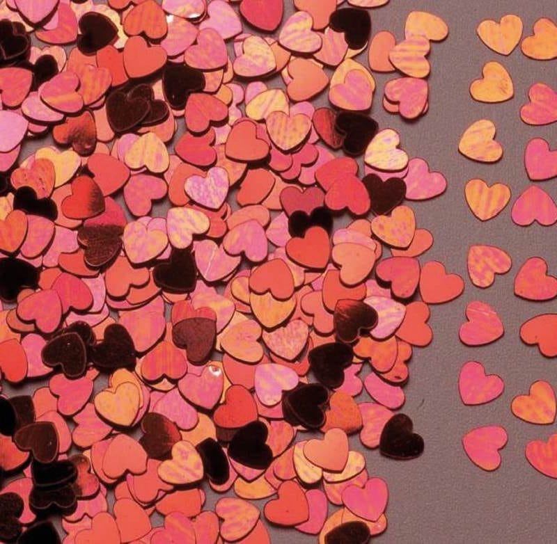 Confettis de table en forme de cœurs rouges
